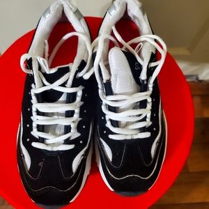 Skechers Ssport black/white athletic sneaker, size 6